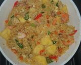 Foto langkah ke 6 dari resep Thai Fried Rice Pineapple.