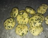 A picture of step 4 of Methi puri.