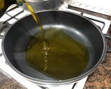 Foto del paso 3 de la receta: Paletilla de cordero al horno con cabeza de ajos y patata al horno
