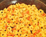 Foto del paso 5 de la receta: Quiche de tortellinis con bacon y calabacín
