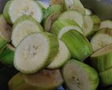 Gambar langkah 1 resipi Masak Lemak Cili Api Pisang Campur Ikan Masin.