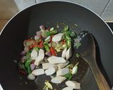 Foto langkah ke 2 dari resep Oseng Sosis Bunga Bawang.