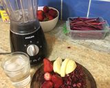 Foto del paso 1 de la receta: Licuado de remolacha(cabos), frutilla y manzana 🍏 🍓🌰