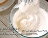 A picture of step 19 of Strawberry Decoration Cake, Chantilly Fraise.