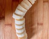 Une image de l'étape 1 de Bouchées glacées banane, beurre de cacahuète, chocolat et coco.