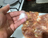 Foto del paso 6 de la receta: Muslo de pollo deshuesado sin piel a la plancha con ensalada