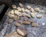 Foto del paso 5 de la receta: Ñoquis de papa con salsa roja y carne