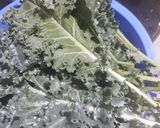 Foto langkah ke 1 dari resep Tumis daun kale teri.