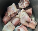 Foto del paso 1 de la receta: Patitas de cerdo a la provenzal