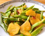 Hình bước làm 4 của món 🌱 Đậu Que Dẹp Xào Khóm Chay (Vegan)