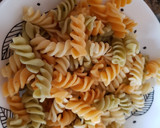 Foto del paso 1 de la receta: Ensalada con pasta y atún en salsa rosa