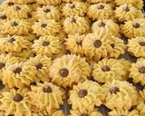 A picture of step 5 of Kue Sumprit Mawar Issy (Shaped Cookies with Cherry on Top).