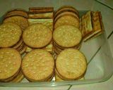 Foto langkah ke 3 dari resep Roti marie isi tape coklat.