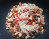 Foto del paso 6 de la receta: Noodles de arroz con pollo y verduras