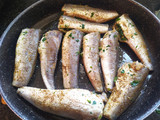سمك مشوي محشي بثوم والبقدونس والفلفل وزيت الزيتون 🐟🧄🌶️🫑
