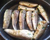 صورة لخطوة 2 من وصفة سمك مشوي محشي بثوم والبقدونس والفلفل وزيت الزيتون 🐟🧄🌶️🫑