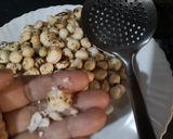 A picture of step 2 of Roasted Makhana Masala (Fox nuts).