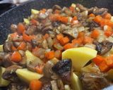 Фото кроку 5 до Картофель тушёный со свининой и грибами.