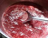 A picture of step 3 of Strawberries and chia seed jam.