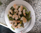 Foto del paso 4 de la receta: Lenguados en salsa a la plancha con puré del campo y salteado