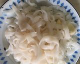 Foto langkah ke 1 dari resep Kwetiaw Goreng Bakso Sosis.