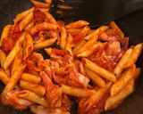 รูปขั้นตอนการทำที่ 2 ของ Penne Arrabbiata กับหมู
