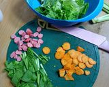 Foto langkah ke 2 dari resep Oseng sayur sosis.