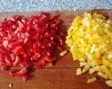 Foto del passaggio 2 della ricetta Spaghetti scanalati con tonno e peperoni