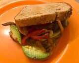 Foto del paso 4 de la receta: Sándwich vegetariano! Con palta, morrón, zanahoria, zucchini y brócoli 🥦