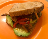 Foto del paso 4 de la receta: Sándwich vegetariano! Con palta, morrón, zanahoria, zucchini y brócoli 🥦