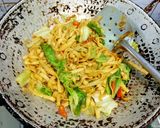 Foto langkah ke 7 dari resep Kwetiau Goreng Selada.