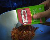 Foto langkah ke 3 dari resep Kornet Oseng Wortel.