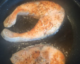 Foto del paso 3 de la receta: Salmón a la plancha con arroz 🐟🍚