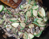 Foto del paso 2 de la receta: Guiso de calabacitas y champiñón