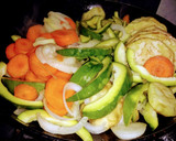 Foto del paso 4 de la receta: Pechuguita grillada con verduras salteadas light sabrosísima