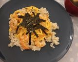 Foto del passaggio 9 della ricetta Chirashi sushi con frittata e gamberi (con le cose che ho trovato in frigo)