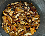 Foto del paso 1 de la receta: Pularda en salsa de setas y sabor Cookpad con patatas baby