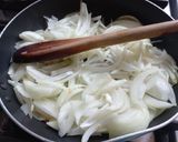 Foto del paso 2 de la receta: Papas con longaniza y cebolla