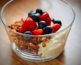 Une image de l'étape 2 de 💚 Granola avec skyr, fraises et myrtilles (plat végétarien).
