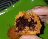 Foto langkah ke 3 dari resep Bola bola ubi isi coklat.