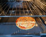 Hình bước làm 4 của món Bánh pizza xúc xích phomai