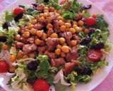 Foto del paso 5 de la receta: Ensalada de verano con legumbres, longaniza, sobrasada y miel