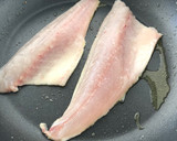 Foto del paso 2 de la receta: Lubina a la espalda express