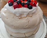 Foto del passaggio 7 della ricetta Meringata ai frutti misti