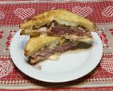 Foto del passaggio 3 della ricetta Croque Monsieur con Emmental svizzero DOP e Jalapeño