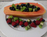 Foto del paso 4 de la receta: Góndola de papaya con frutas del bosque