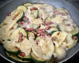 Foto del paso 3 de la receta: Sartén de calabacín con jamón y queso