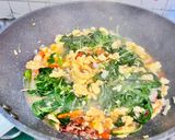 Foto langkah ke 4 dari resep Cah bayam telur tomat.