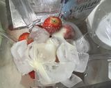 Foto langkah ke 2 dari resep Jus Strawberry Yogurt.