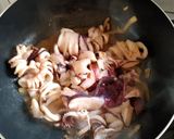 Foto langkah ke 3 dari resep Cumi Basah Saos Tiram Asam Manis.